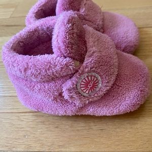 Baby Bixbee slippers by UGG in the color bubblegum